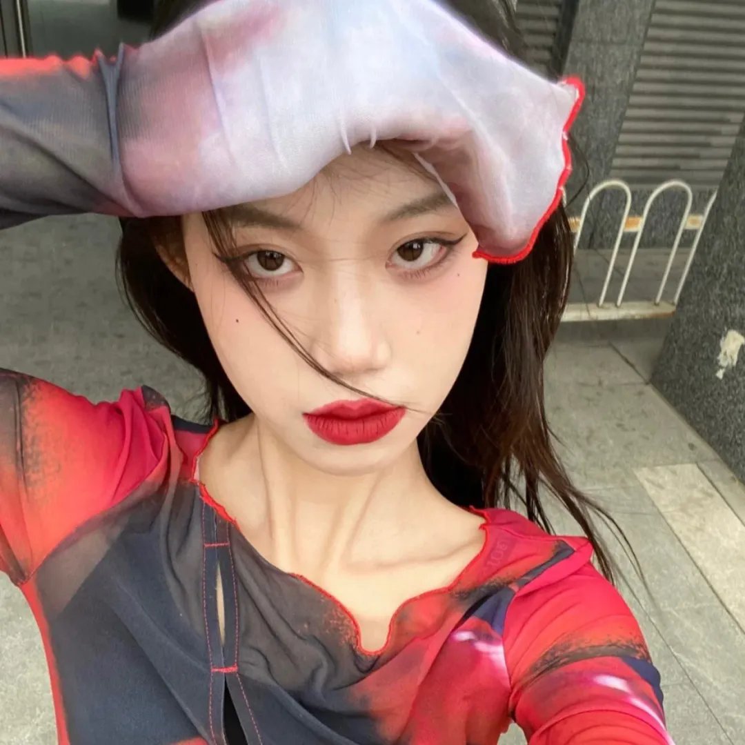 照片里的伴娘
